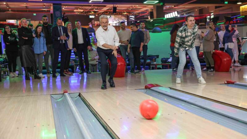 Bowling turnuvasında şampiyon Gençlik ve Spor Hizmetleri Nilüfer Belediyesi’nin çalışanları arasında düzenlediği ve personelin 96 takımla yoğun