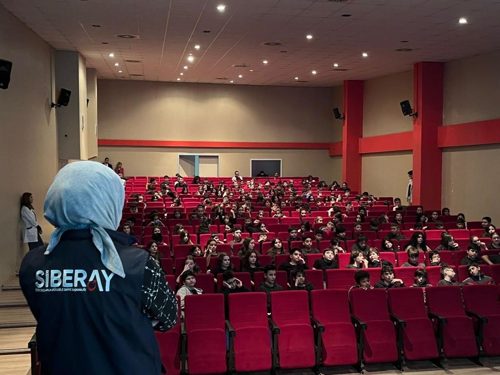 Bursa Emniyeti’nden öğrencilere ‘Siber Güvenlik’ eğitimi