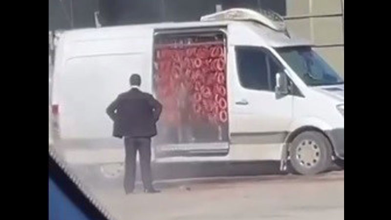 Görüntü Bursa’dan… Sucukları tazyikli su ile yıkadı Görüntü Bursa’dan… Sucukları tazyikli su ile yıkadı