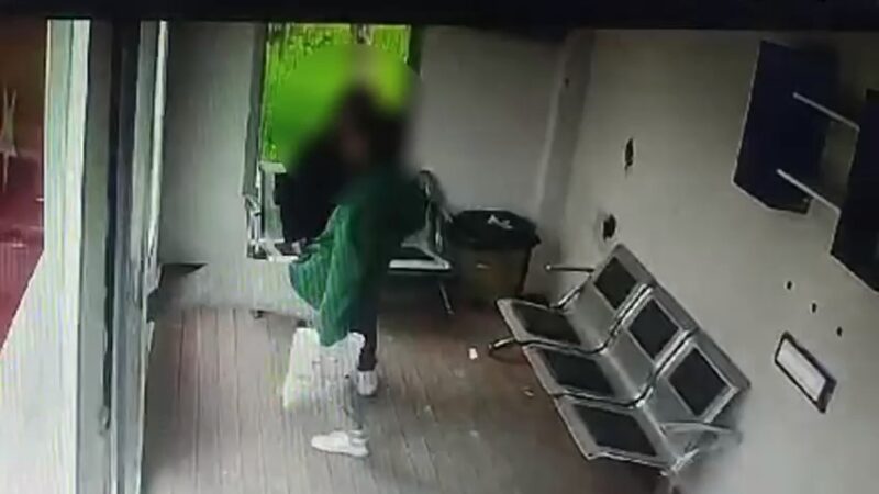 Bursa’nın Yenişehir ilçesinde akıllı duraklara saldırıp tahrip eden şüphelilerin görüntüleri