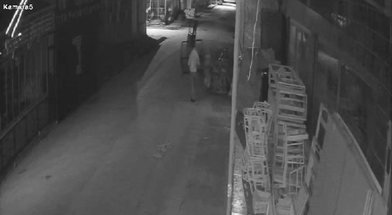 Bursa’da dükkan önünden koltuk çalan hırsızlar kamerada Bursa’da dükkan önünden koltuk çalan hırsızlar kamerada