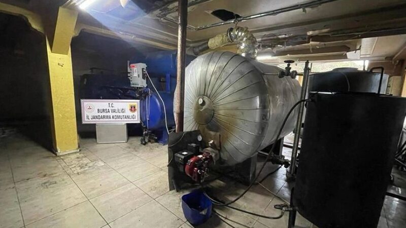 Bursa’da kaçak akaryakıt operasyonu! 5 bin litre… Bursa İl Jandarma Komutanlığı timleri, kaçak akaryakıt üretilen tesise düzenlediği