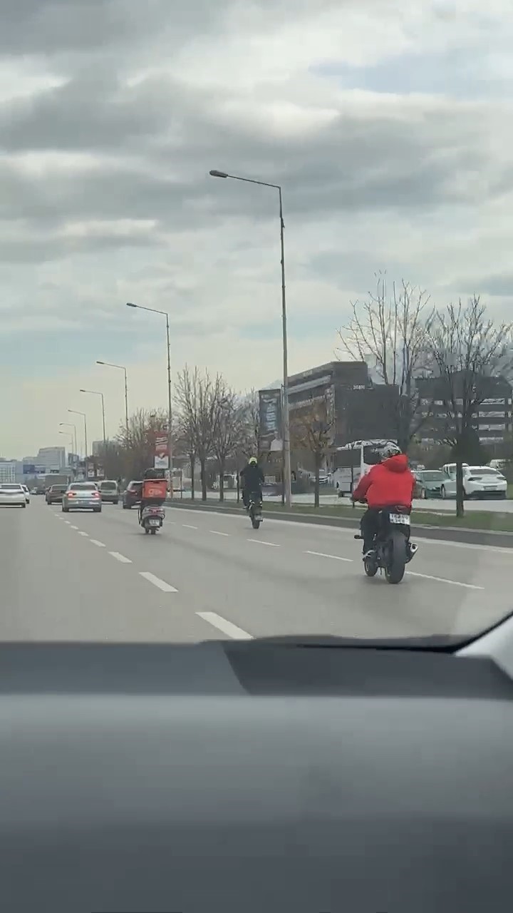 Bursa’da motosikletli iki kafadarın trafikteki tehlikeli hareketleri kamerada