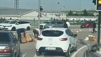 Bursa’da sürücüler yere dökülen malzeme için seferber oldu
