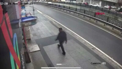 Bıçaklı saldırgan paniği: 11 kişiyi bıçakladı, polis peşinde