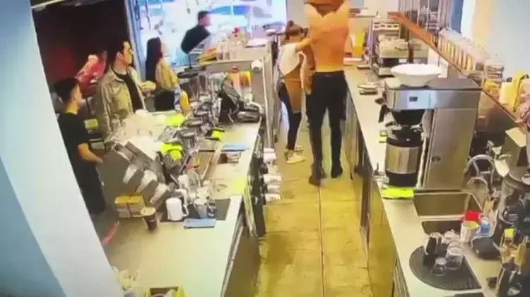 Kız arkadaşının kahve bardağına gülücük çizen baristayı dövdü
