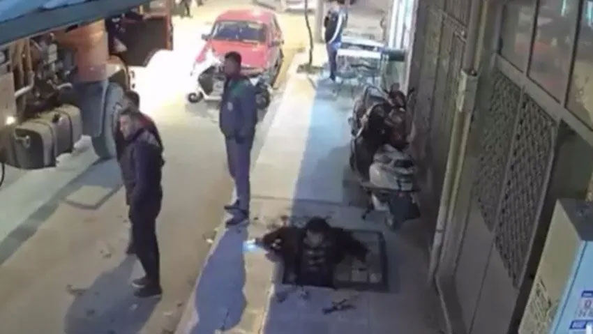 Telefona bakarak yürürken rögara düştü