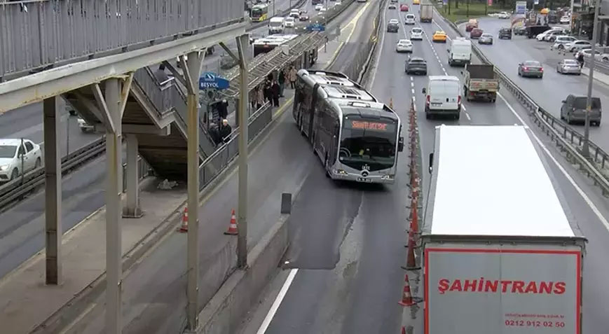 Metrobüs yolunda şaşırtan görüntü! ‘Bu şaka mı?’