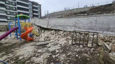 Oyun parkına faciadan dönüldü! İstinat duvarı çöktü