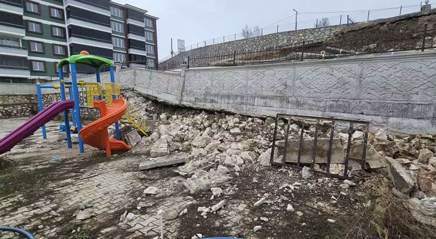 Oyun parkına faciadan dönüldü! İstinat duvarı çöktü