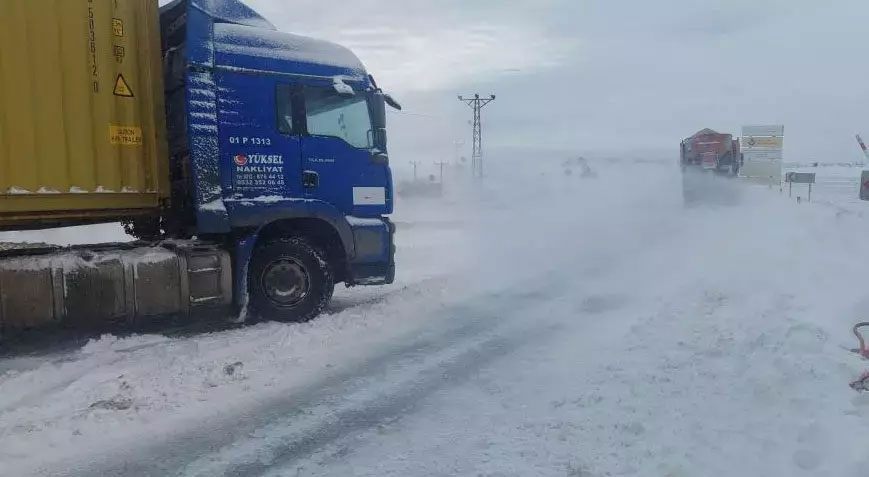 İstanbul’un yanı başı! Göz gözü görmüyor, araçlar yolda kaldı
