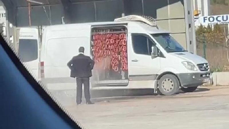 Bursa’daki ‘Sucuk’ skandalının cezası belli oldu Bursa'nın Gemlik ilçesinde bir akaryakıt istasyonunun oto yıkamasında minibüs içindeki