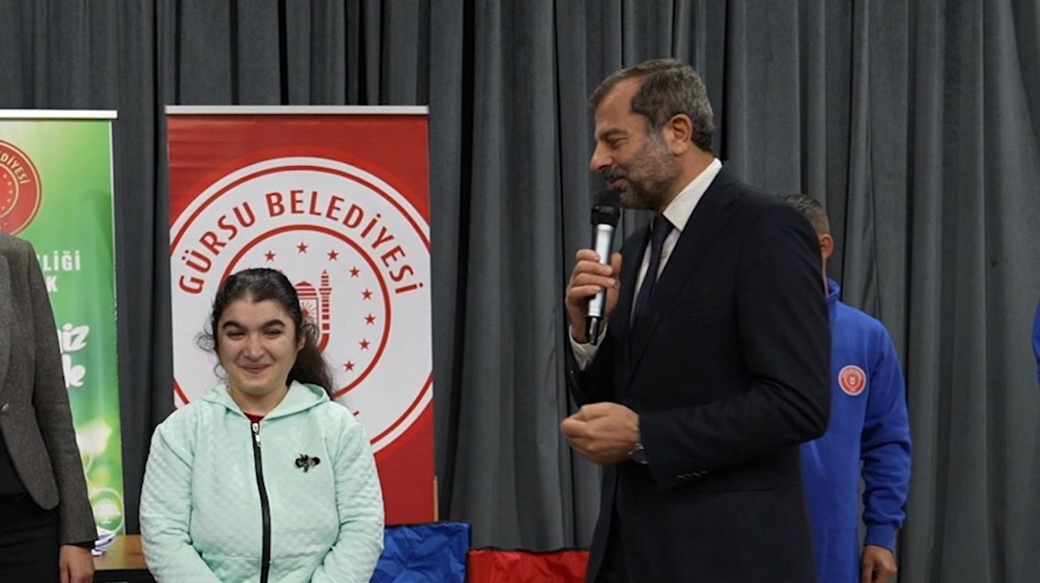 Bursa Gürsu’da Feride Ağalı Başkan Işık ile beraber atık topladı