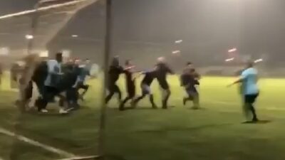 Bursa’da futbol turnuvası boks maçına döndü…Tekme ve yumruklar havada böyle uçuştu