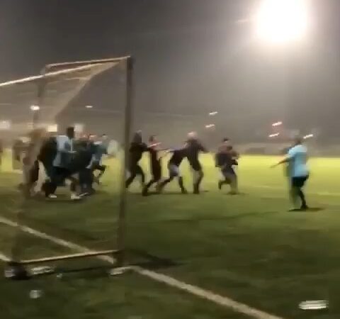 Bursa’da futbol turnuvası boks maçına döndü…Tekme ve yumruklar havada böyle uçuştu Bursa’da düzenlenen bir futbol turnuvasında iki oyuncu arasında çıkan kavga;