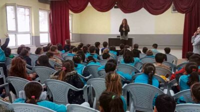 Yazdığı kitaplar ile ilgi çeken Bursalı genç yazar ilkokul öğrencileri