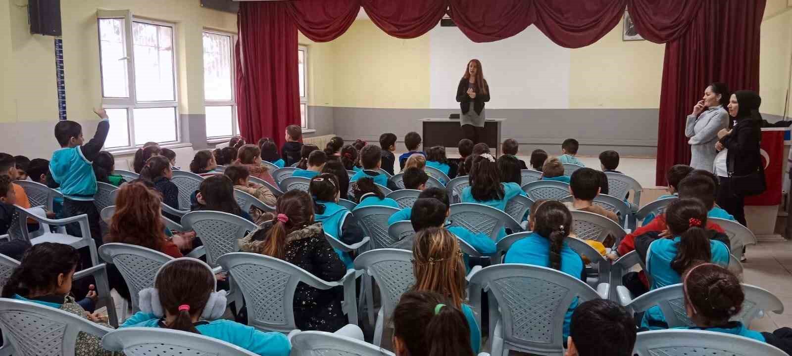 Genç yazar öğrencilerle buluştu 1 genc yazar ogrencilerle bulustu 13a6efe