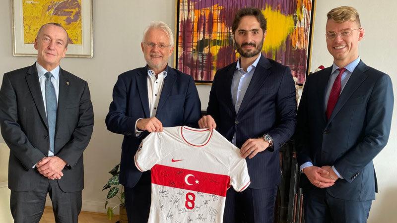 Hamit Altıntop’tan Almanya Başkonsolosluğu’na ziyaret TFF Milli Takımlardan Sorumlu Yönetim Kurulu Üyesi Hamit Altıntop, Almanya'nın