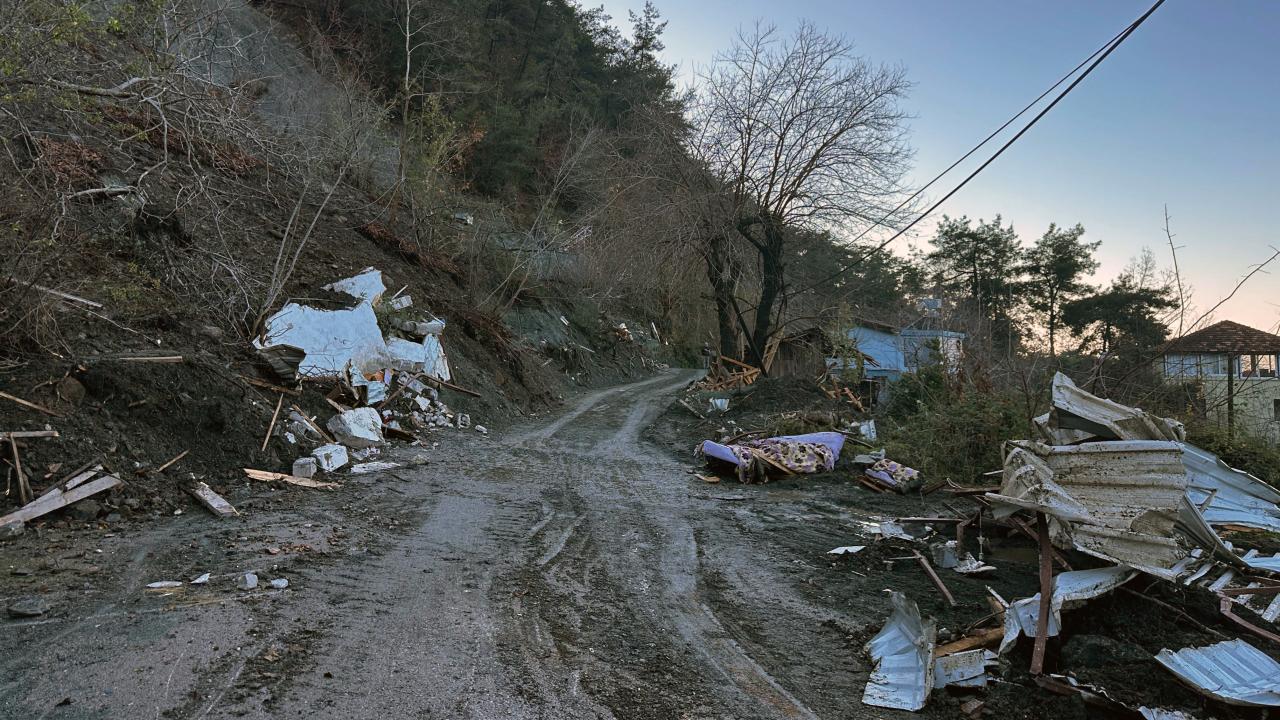 Hatay’da heyelan: 3 yayla evi kullanılamaz hale geldi