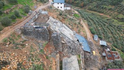 Yağış sonrası heyelan! 2 katlı ev çöktü