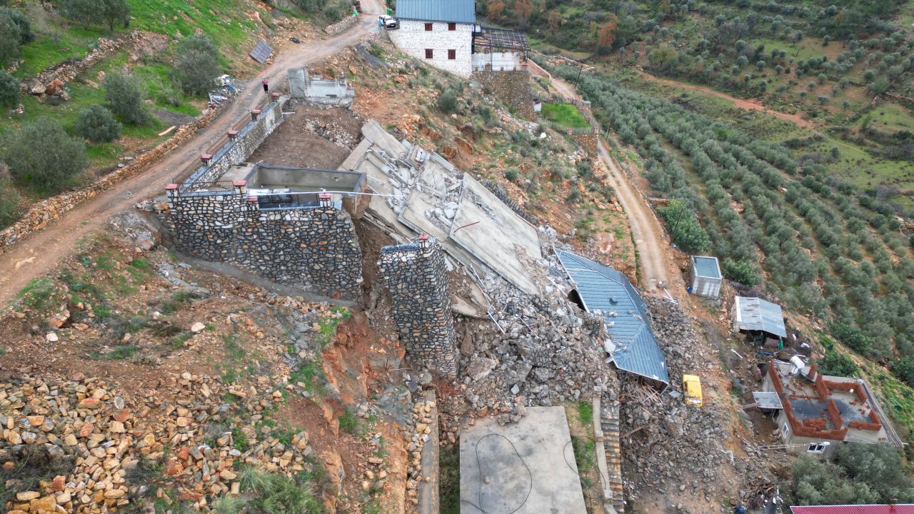 Yağış sonrası heyelan! 2 katlı ev çöktü