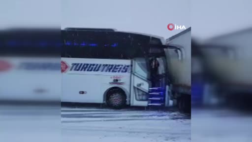 İki kişinin hayatını kaybettiği korkunç kaza kamerada