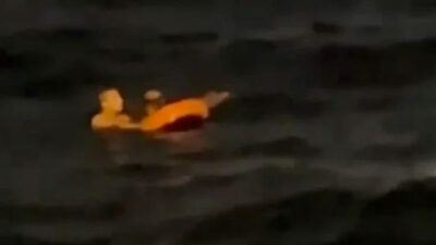 Vapurdan denize düşen yolcuyu seyyar satıcı kurtardı