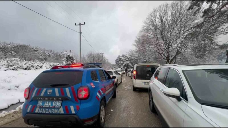 Bursa’nın İznik ilçesinde jandarma ekipleri kar ve buzlanma sebebiyle yolda