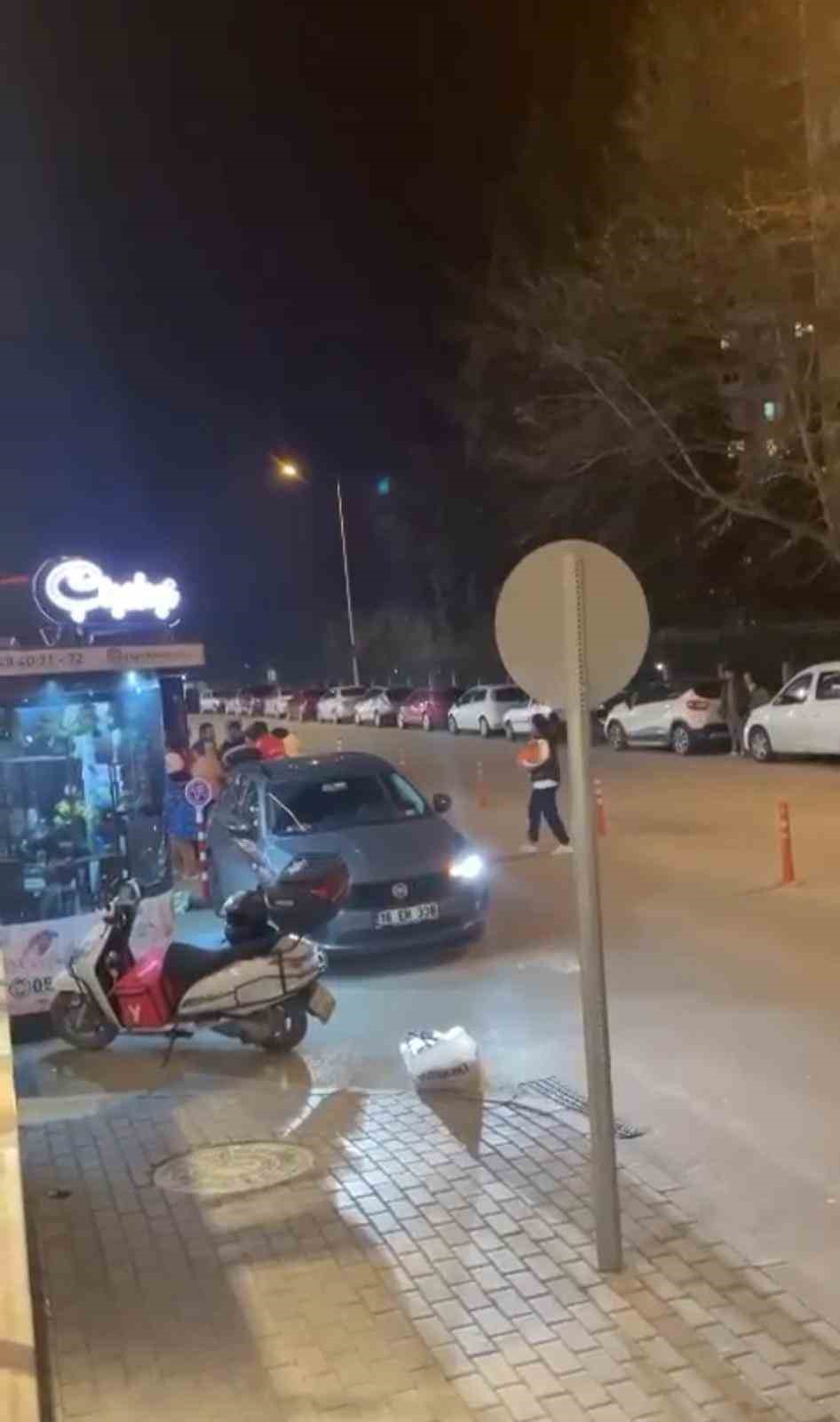 Bursa’da kavgaya tutuşan gençler mahalleyi boks ringine çevirdi