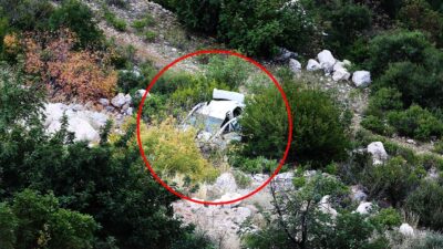 Eşiyle tartışıp otomobilini uçuruma yuvarladı