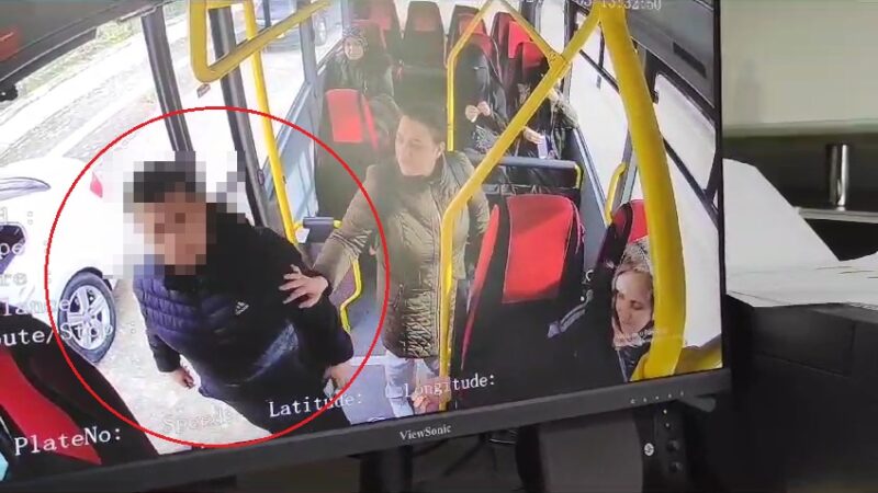 Bursa’da zihinsel engelli genç, otobüs şoförünü bıçakladı Bursa'nın Gemlik ilçesinde, yanında refakatçisi olmadığı için halk otobüsüne binmesine