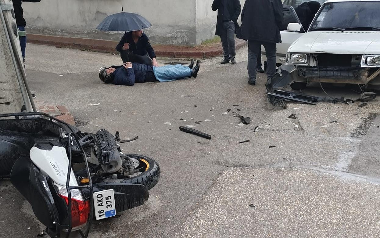 Bursa’da motosiklet ile otomobil çarpıştı