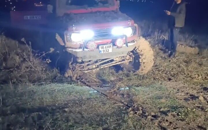 Bursa’da off-road yaptığı sırada aracının lastiği kopan sürücü, durumun farkında