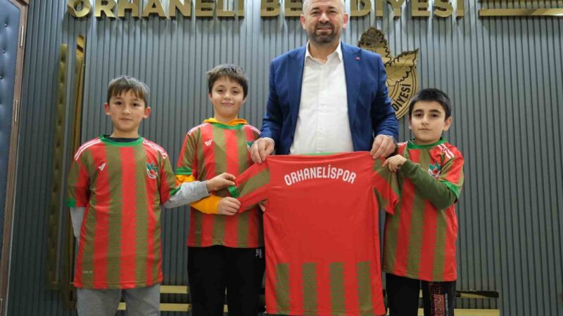 Bursa’nın bu ilçesinde öğrencilere ücretsiz forma Orhaneli Belediye Başkanı Ali Aykurt, ilçedeki çocuklara ücretsiz Orhaneli Spor