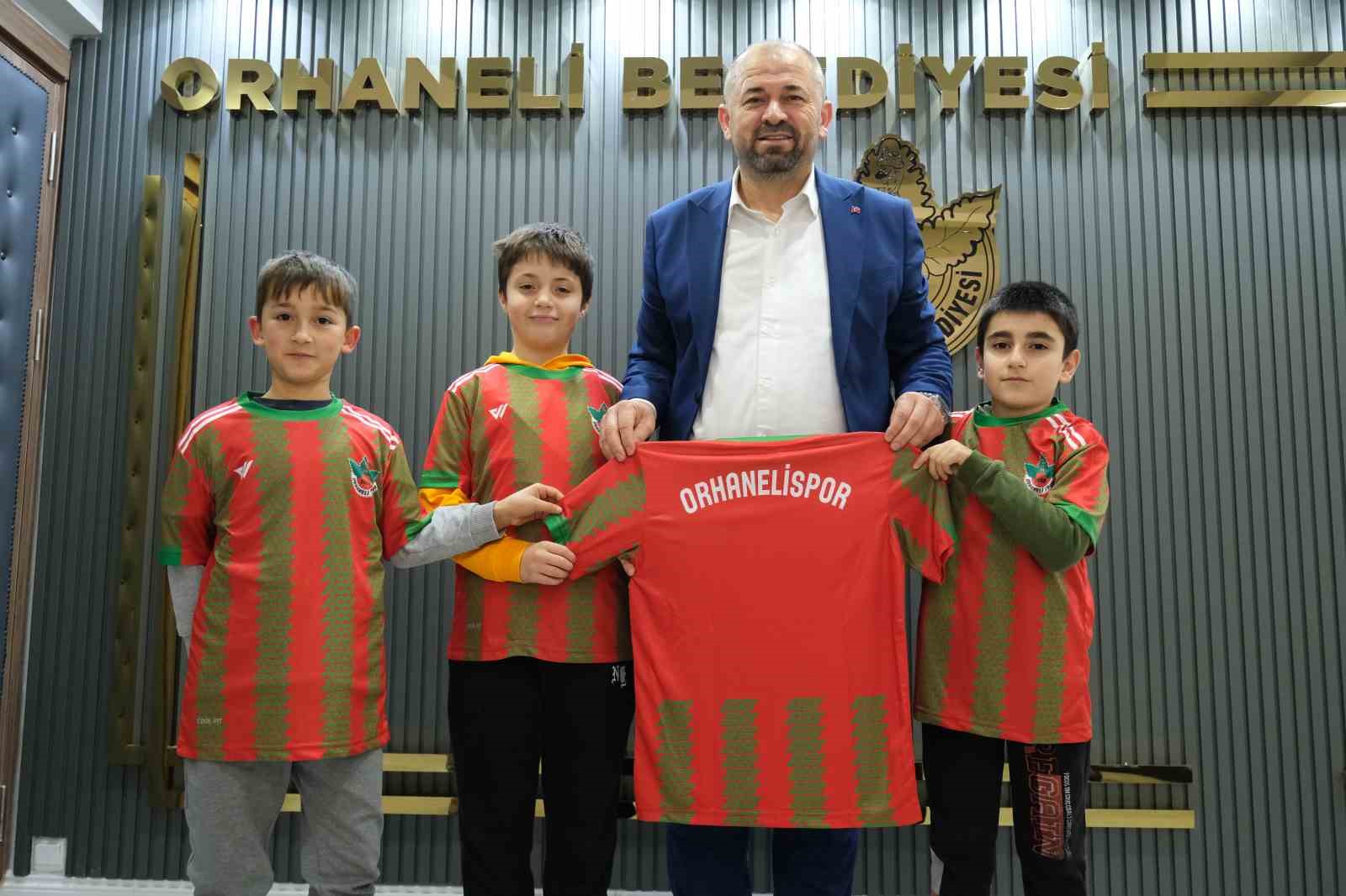 Bursa’nın bu ilçesinde öğrencilere ücretsiz forma Bursa’nın bu ilçesinde öğrencilere ücretsiz forma