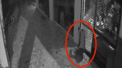 Bursa’da kuyumcu soygunu kamerada: Elleriyle koymuş gibi altınları buldular