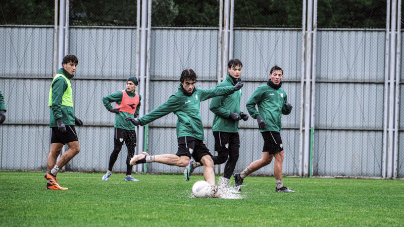 Bursaspor ara vermedi! Yağmur altında çalıştılar