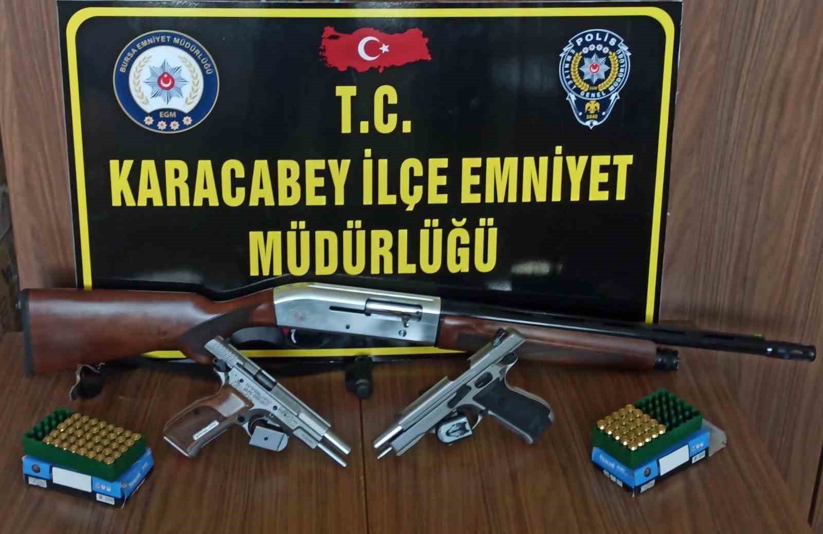 Bursa’da sosyal medyada ateş ettiği görülen 2 kişi gözaltına alındı Bursa’da sosyal medyada ateş ettiği görülen 2 kişi gözaltına alındı