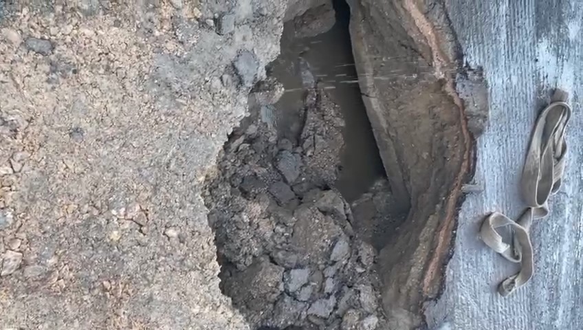 Bursa’da temizlik kamyonunun geçişi esnasında yol çöktü