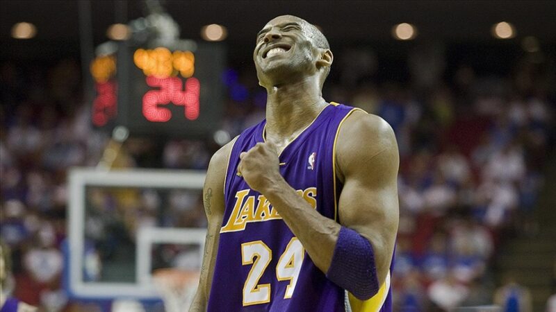 Amerikan Basketbol Ligi'nde (NBA) 20 yıl boyunca giydiği Los Angeles