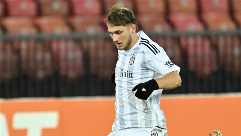 Beşiktaş, altyapıdan yetişen 18 yaşındaki futbolcu Semih Kılıçsoy'un sözleşmesini yeniledi.