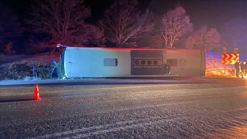Yolcu otobüsü devrildi: Yaralılar var