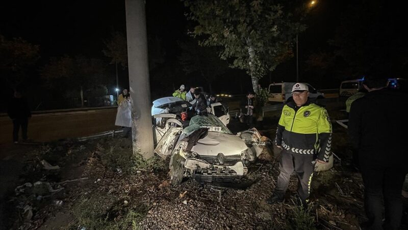 Bursa'da doğum günü eğlencesinden dönerken beton aydınlatma direğine çarpan otomobildeki