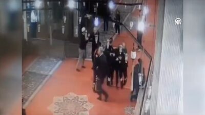Fatih Camisi’ndeki bıçaklı saldırı kamerada