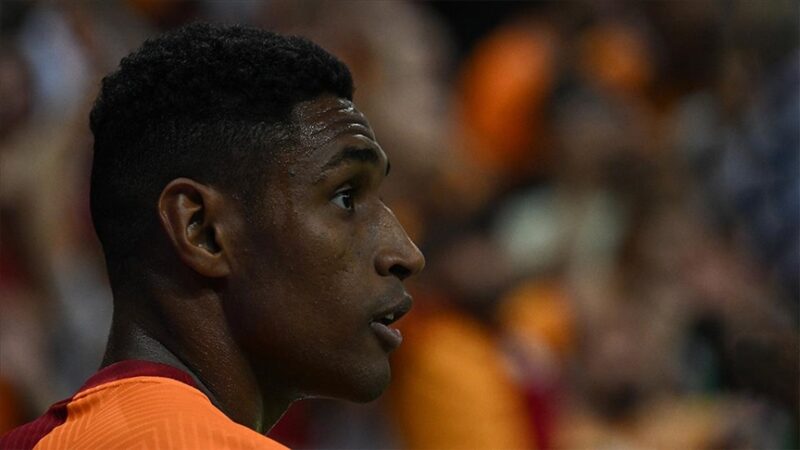 Galatasaray'da takımdan ayrılacak oyuncular netleşmeye devam ediyor. Sarı kırmızılılar, Sacha