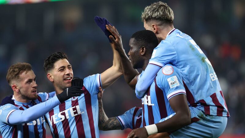 Trabzonspor’da şampiyon kadro dağılıyor Trabzonspor'da 2021-2022 sezonunda Süper Lig şampiyonluğu yaşayan kadro dağılıyor. Bordo-mavililerde