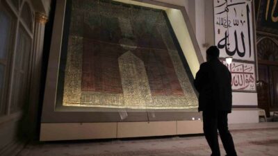 Ulu Cami’deki Kabe örtüsünün püskülleri koruma altında