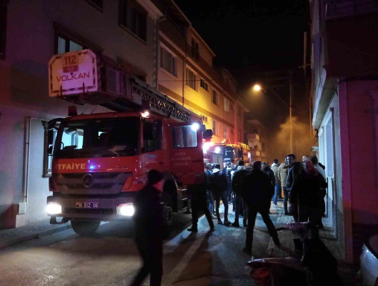 Bursa’da yangında mahsur kalan genci itfaiye ekipleri kurtardı