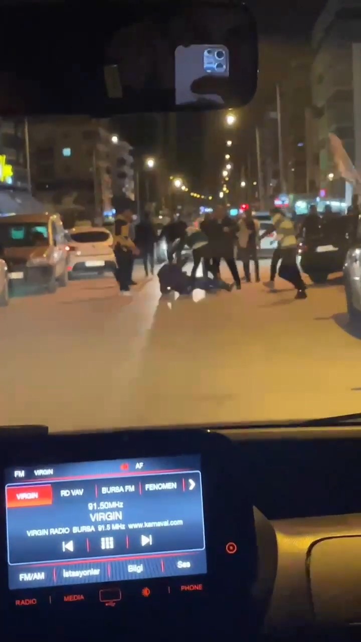 Bursa’da yol verme kavgası sokağı ringe çevirdi