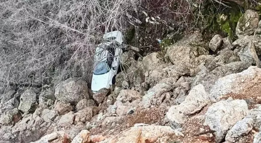 Otomobil uçuruma yuvarlandı! Yaralılar var